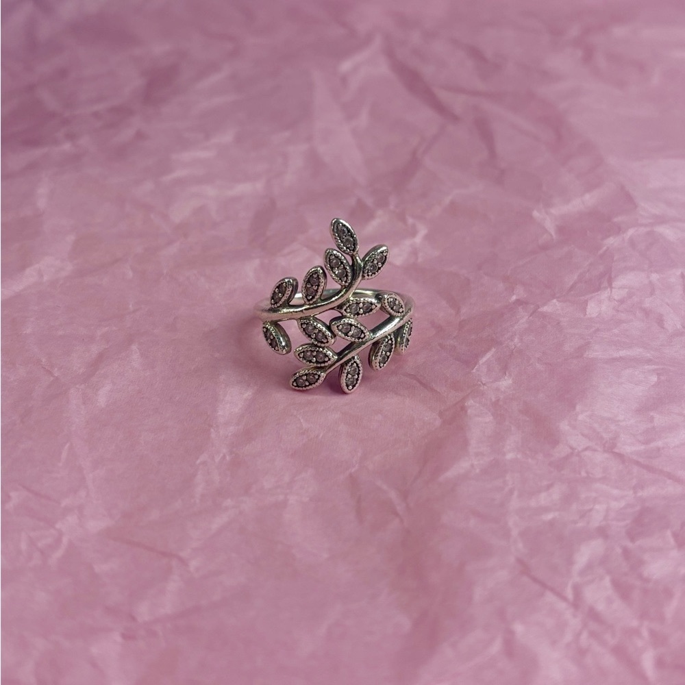 ✨🌿Pandora RETIRED Sparking Leaves Ring🌿✨
